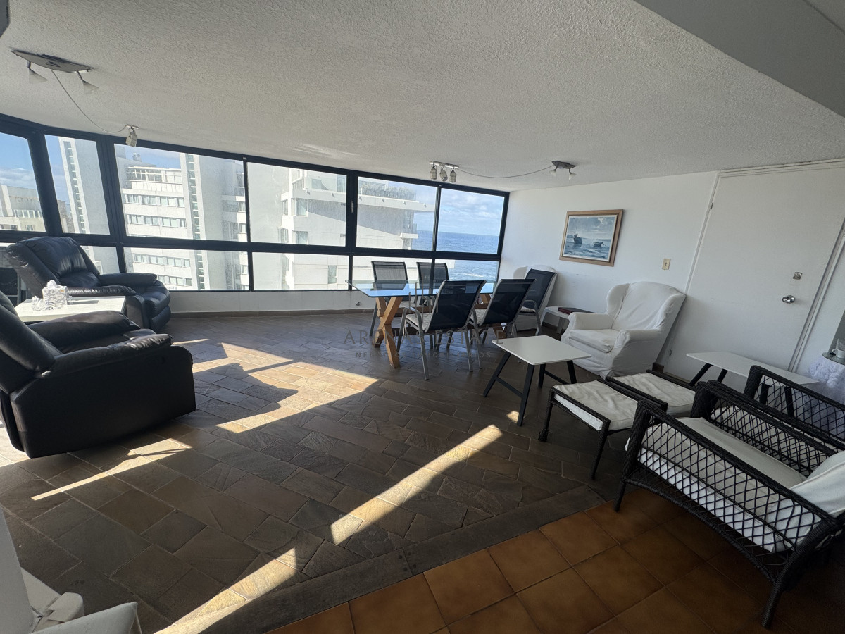 Apartamento ID.3671 - Apartamento en venta en Punta del Este de 3 dormitorios más servicio 