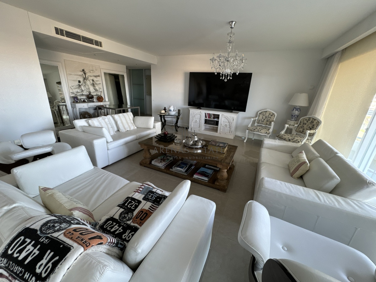 Apartamento ID.2989 - Apartamento de 3 dormitorios y dependencia de servicio en primera linea de la Mansa 