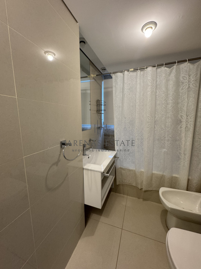 Apartamento ID.3699 - Apartamento en venta  de 3 dormitorios y servicio  en zona Brava 
