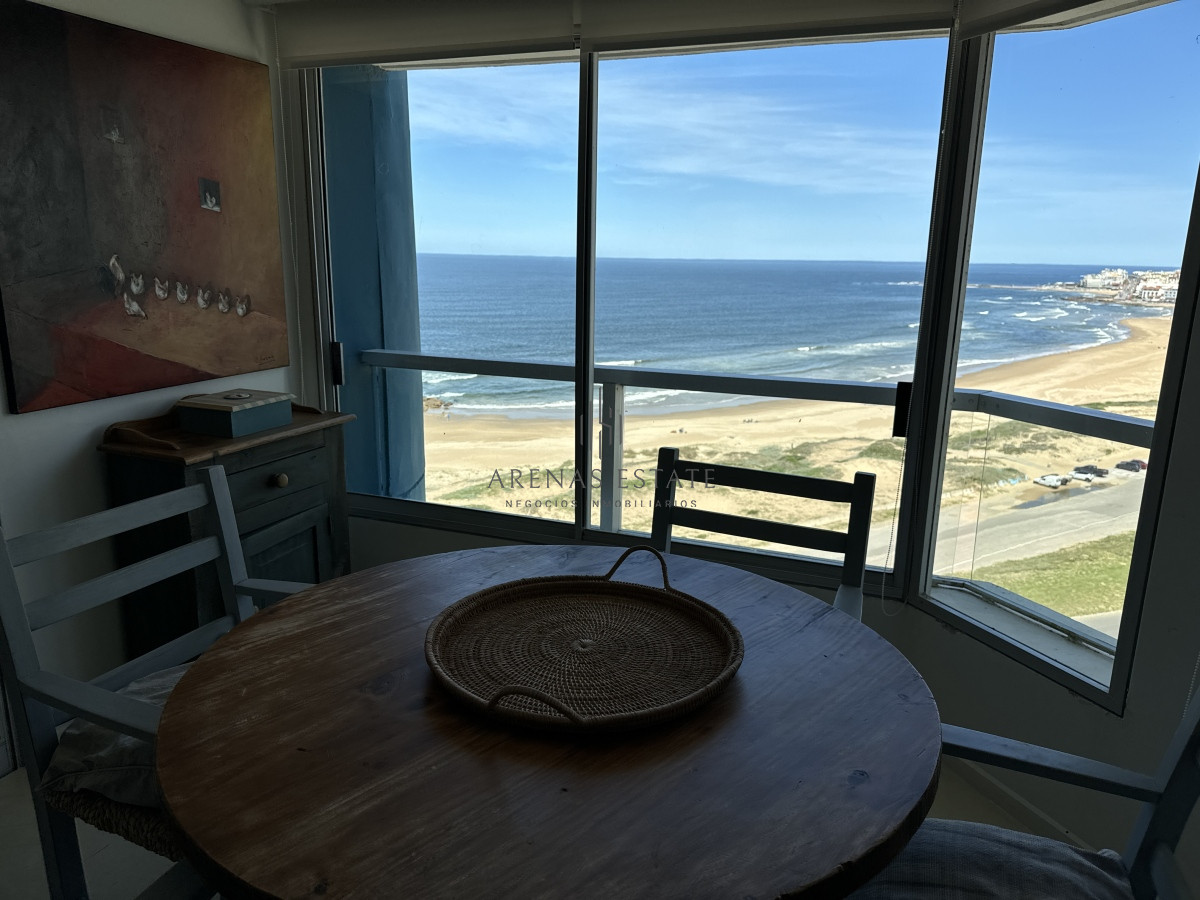 Apartamento ID.3111 - Apartamento en vena de 3 dormitorios y servicio , en primera linea de la Brava 