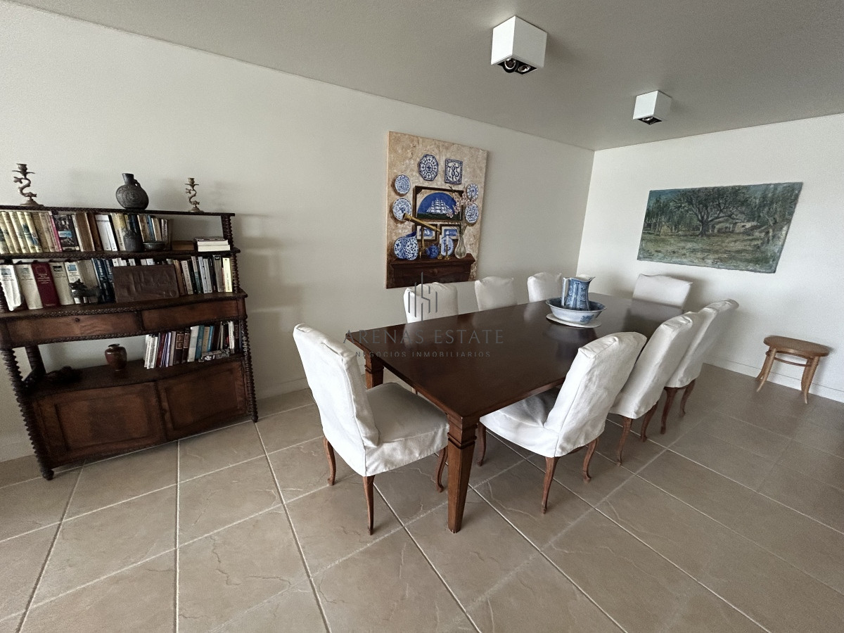 Apartamento ID.2477 - Apartamento en venta de 3 dormitorios y sevicio en Brava,Punta del Este