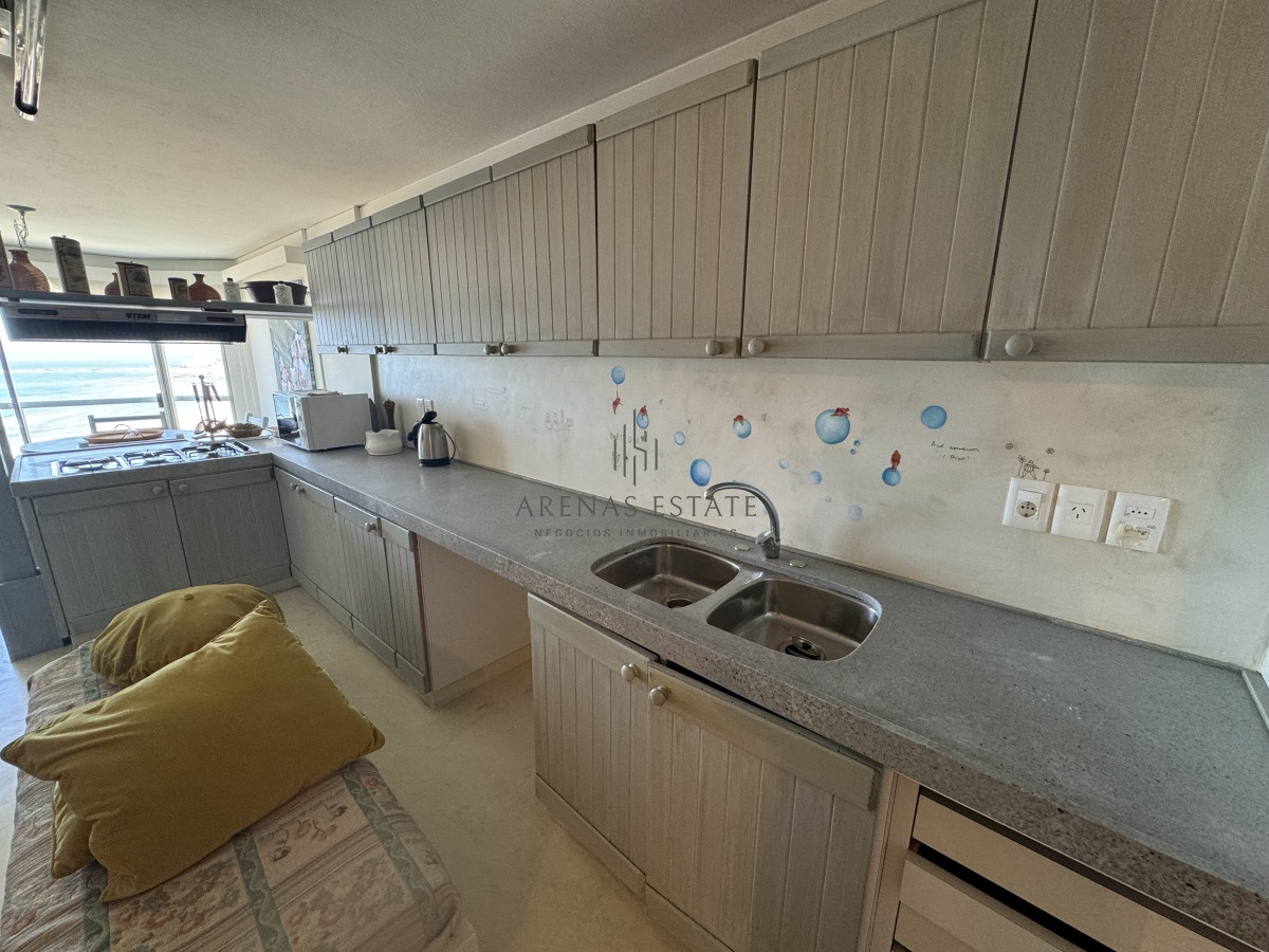 Apartamento ID.3111 - Apartamento en vena de 3 dormitorios y servicio , en primera linea de la Brava 