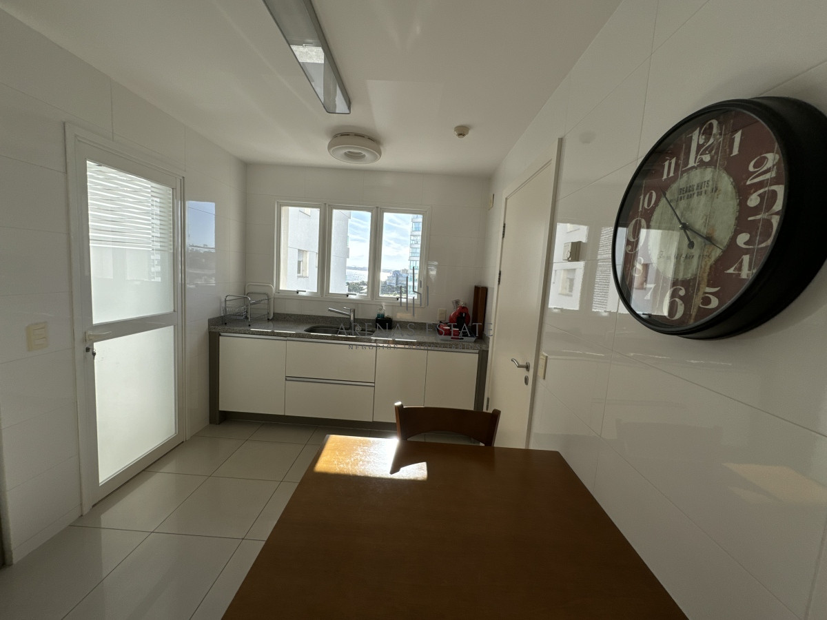 Apartamento ID.2989 - Apartamento de 3 dormitorios y dependencia de servicio en primera linea de la Mansa 