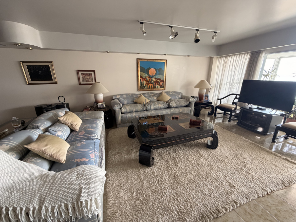 Apartamento ID.4137 - Apartamento en venta en primera linea de la Brava , 3 dormitorios y dependencia 