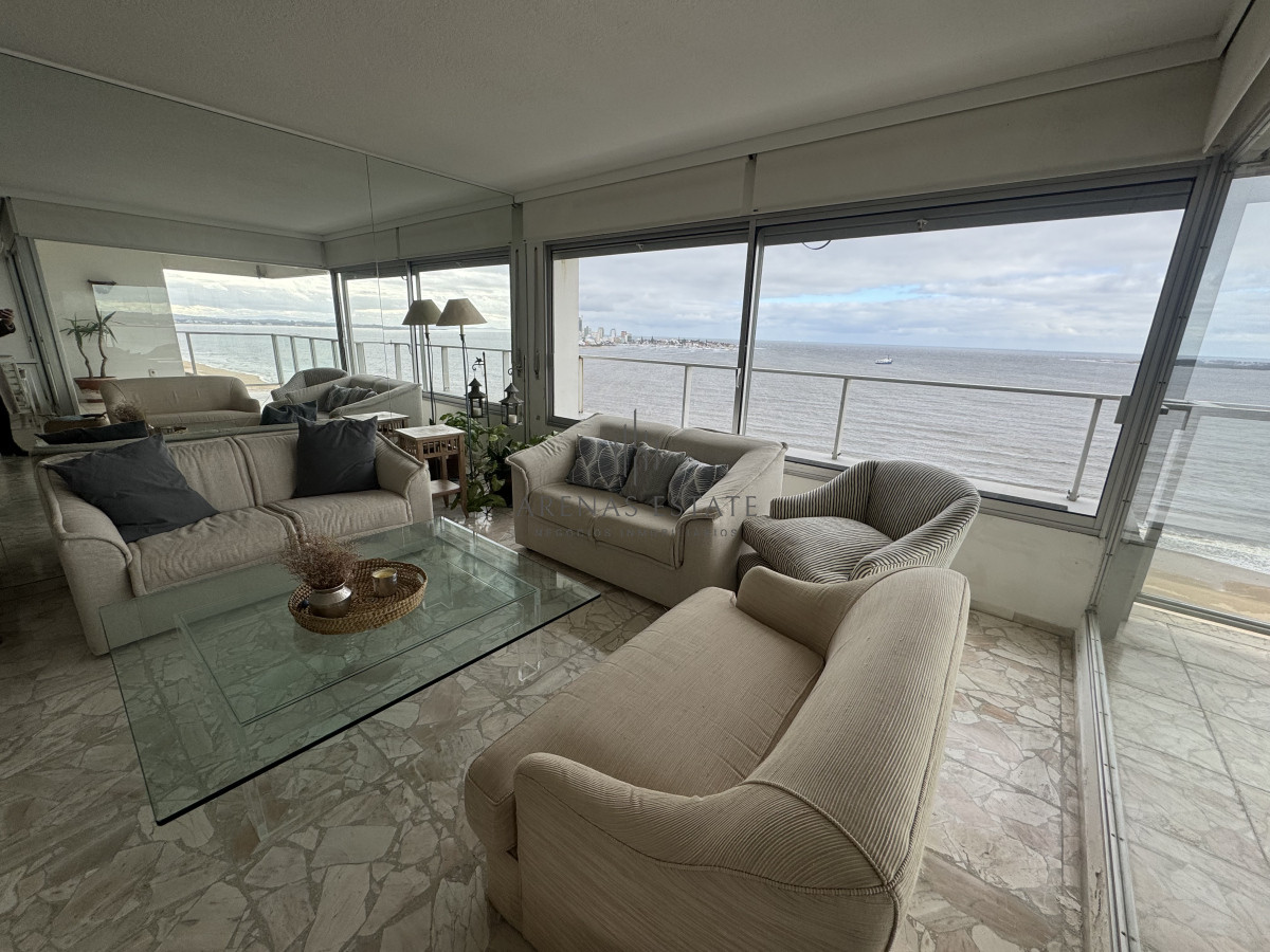 Apartamento ID.3900 - Apartamento de 3 dormitorios en venta en primera linea de Playa Mansa , Punta del Este 
