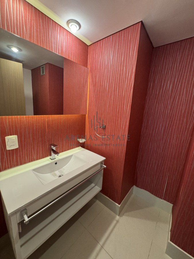 Apartamento ID.3699 - Apartamento en venta  de 3 dormitorios y servicio  en zona Brava 