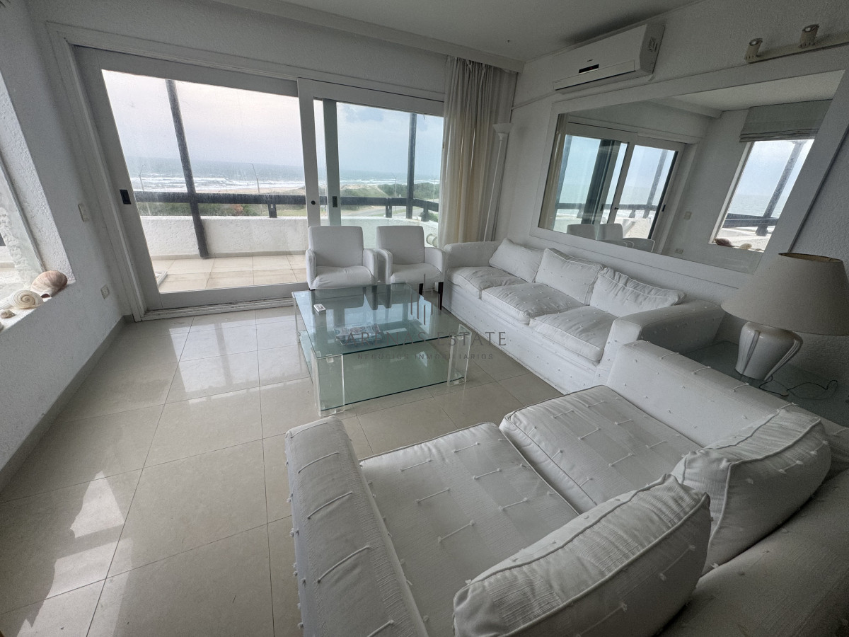 Apartamento ID.3563 - Apartamento en venta de 3 dormitorios en primera linea de la Brava , Punta del Este 