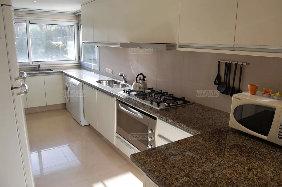 Apartamento ID.2131 - Venta de Apartamento de 3 dormitorios en primera linea de Playa Brava 