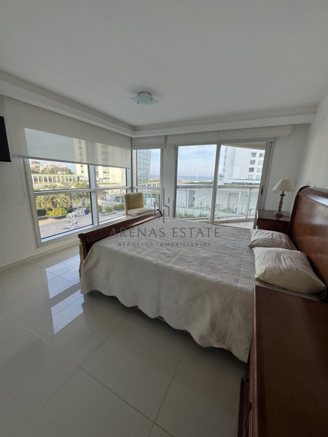 Apartamento ID.3699 - Apartamento en venta  de 3 dormitorios y servicio  en zona Brava 