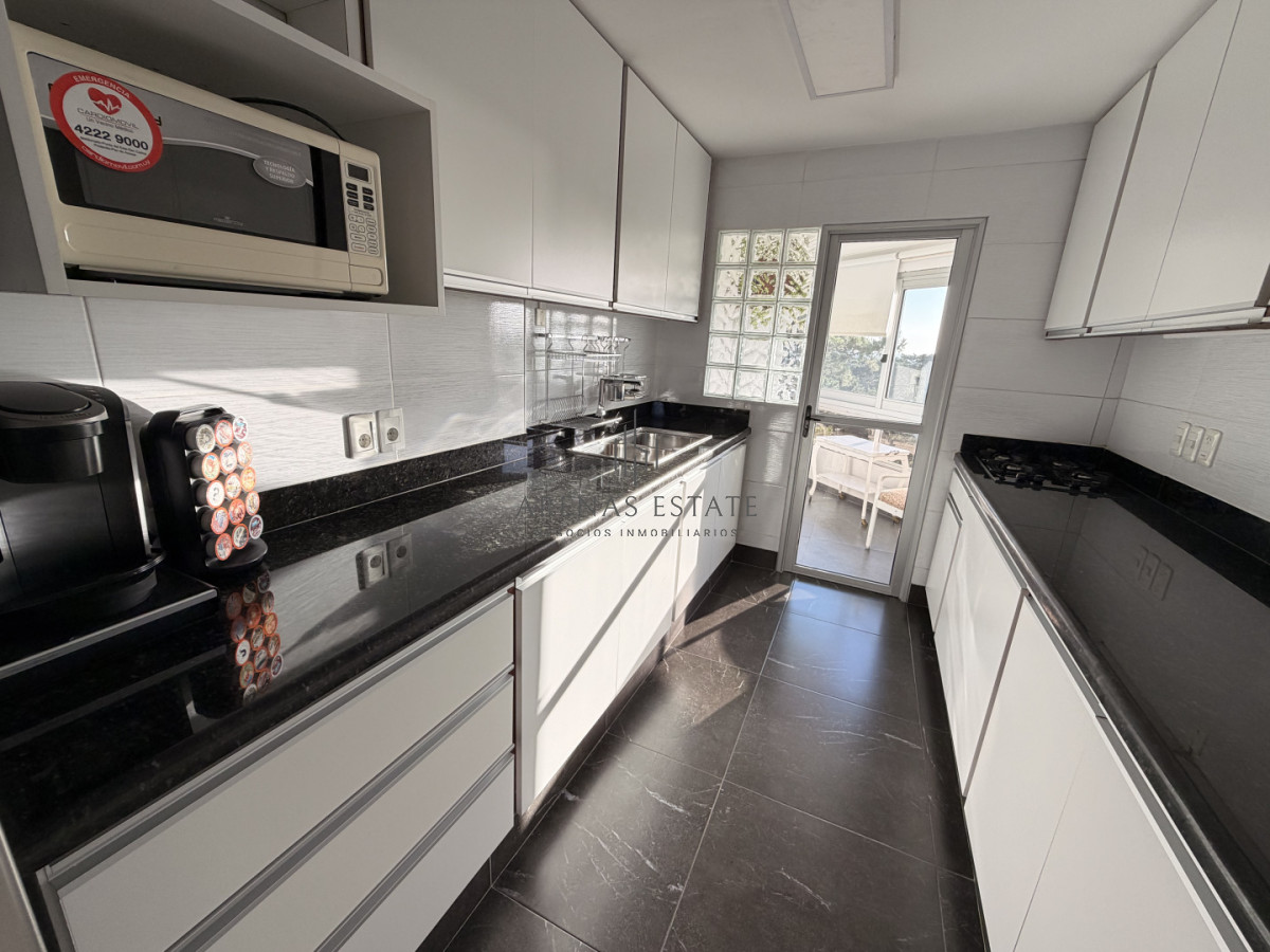 Apartamento ID.4172 - Apartamento de 3 dormitorios más dependencia en venta en Punta del Este 