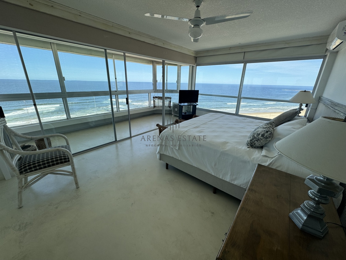 Apartamento ID.3111 - Apartamento en vena de 3 dormitorios y servicio , en primera linea de la Brava 