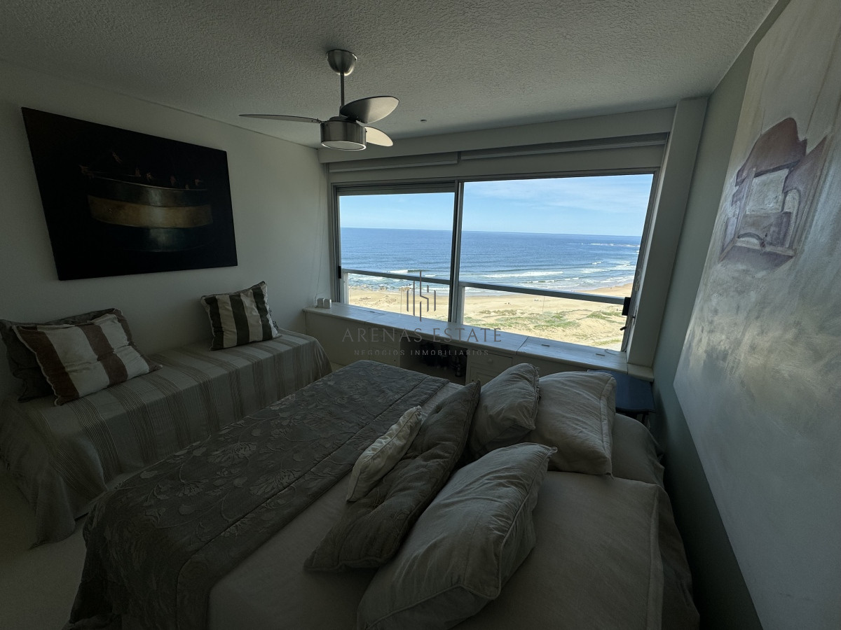 Apartamento ID.3111 - Apartamento en vena de 3 dormitorios y servicio , en primera linea de la Brava 