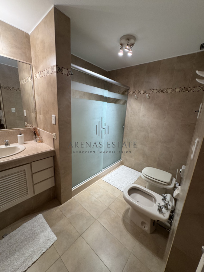 Apartamento ID.3900 - Apartamento de 3 dormitorios en venta en primera linea de Playa Mansa , Punta del Este 