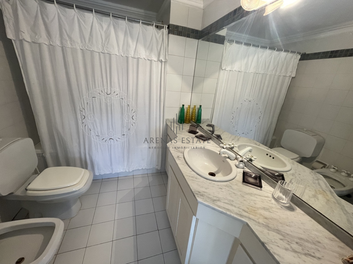 Apartamento ID.1566 - Apartamento de 3 dormitorios , primera linea de la mansa, Punta del Este