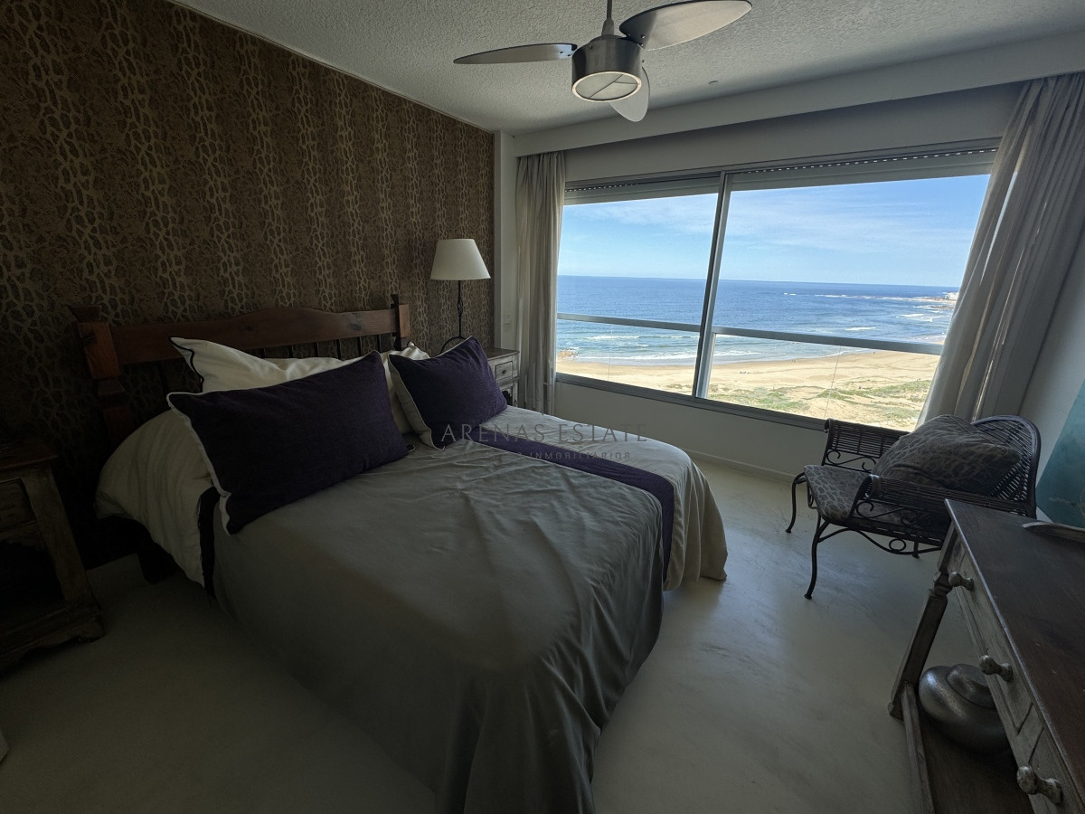 Apartamento ID.3111 - Apartamento en vena de 3 dormitorios y servicio , en primera linea de la Brava 