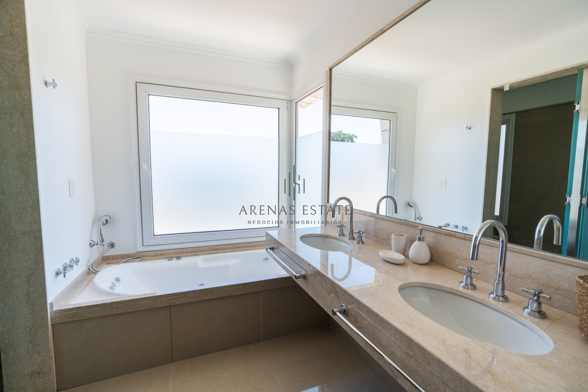 Apartamento ID.3881 - Exclusivo Penthouse en venta en primera linea de la Mansa , Punta del Este