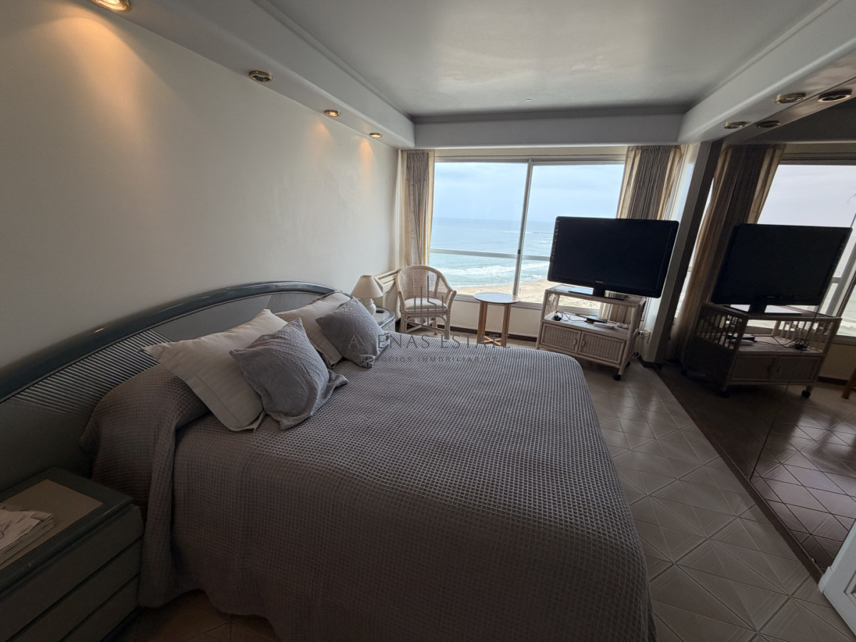 Apartamento ID.4137 - Apartamento en venta en primera linea de la Brava , 3 dormitorios y dependencia 