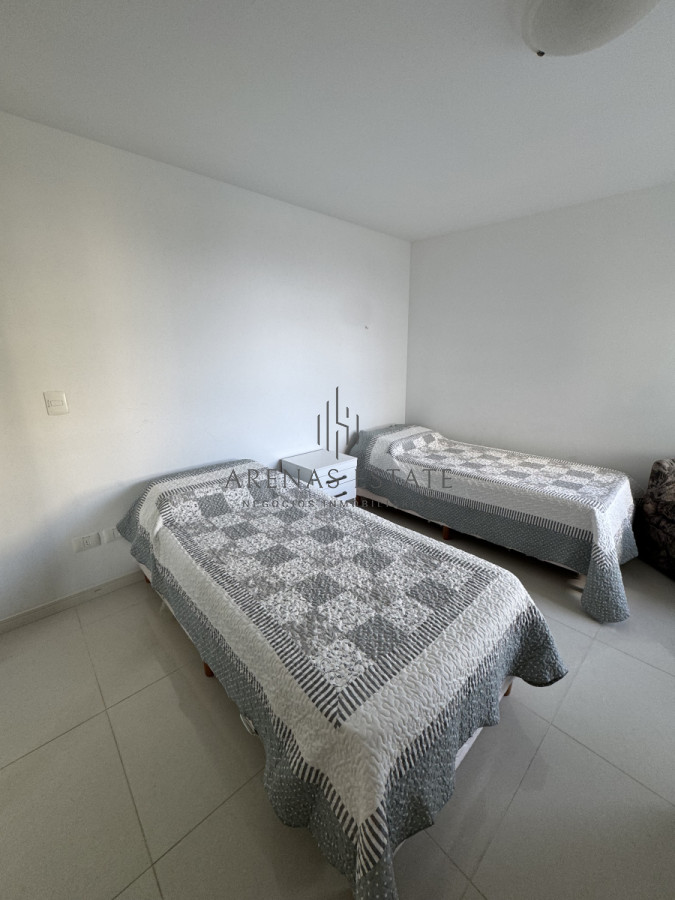 Apartamento ID.3699 - Apartamento en venta  de 3 dormitorios y servicio  en zona Brava 
