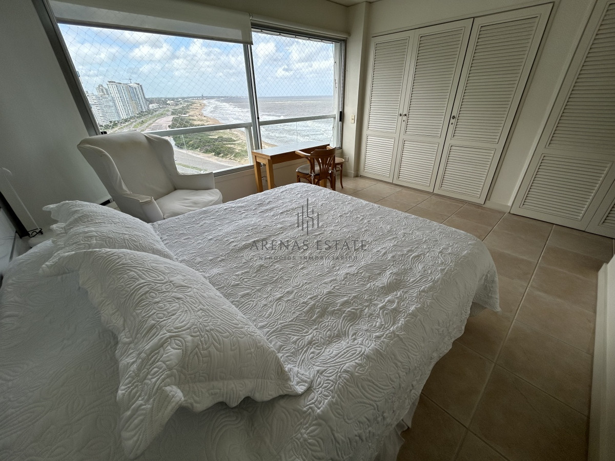 Apartamento ID.2477 - Apartamento en venta de 3 dormitorios y sevicio en Brava,Punta del Este