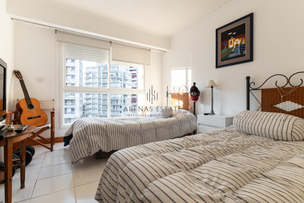 Apartamento ID.2131 - Venta de Apartamento de 3 dormitorios en primera linea de Playa Brava 