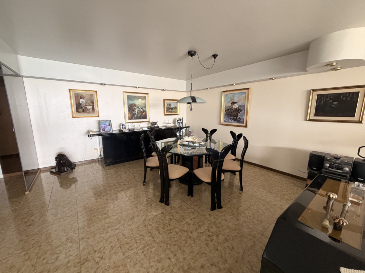 Apartamento ID.4137 - Apartamento en venta en primera linea de la Brava , 3 dormitorios y dependencia 