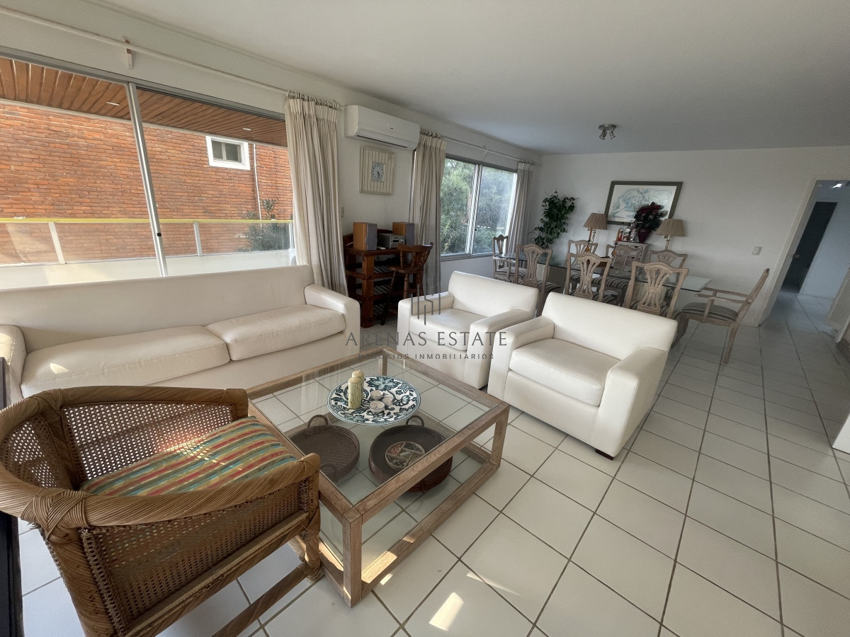 Apartamento ID.1566 - Apartamento de 3 dormitorios , primera linea de la mansa, Punta del Este