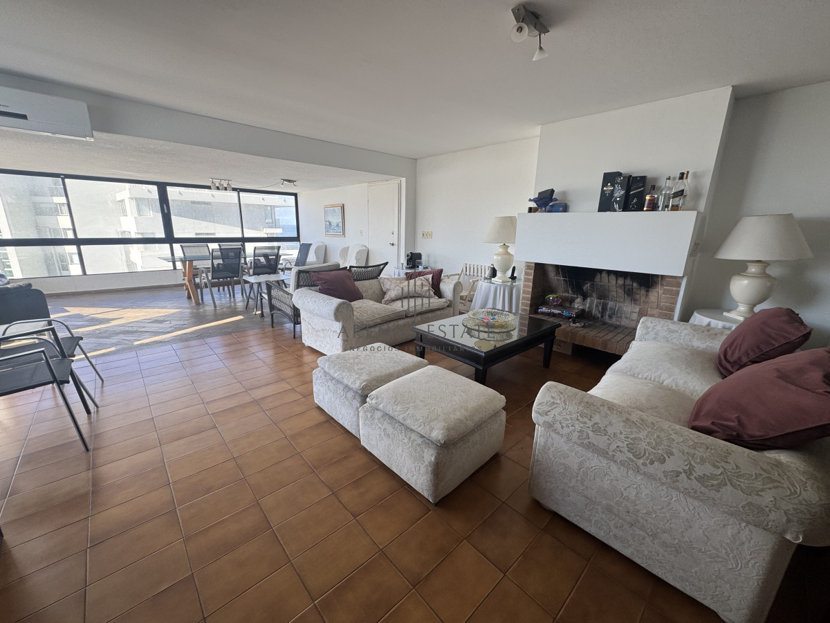 Apartamento ID.3671 - Apartamento en venta en Punta del Este de 3 dormitorios más servicio 