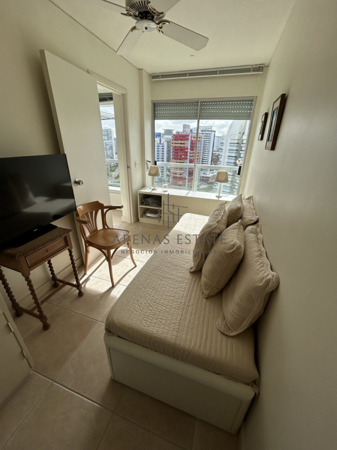 Apartamento ID.2477 - Apartamento en venta de 3 dormitorios y sevicio en Brava,Punta del Este
