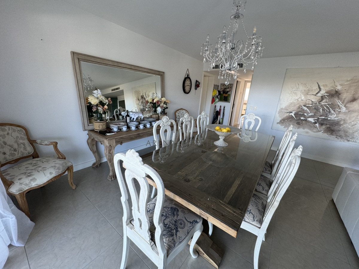 Apartamento ID.2989 - Apartamento de 3 dormitorios y dependencia de servicio en primera linea de la Mansa 