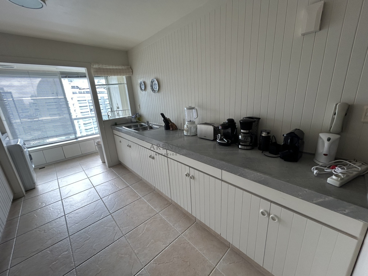 Apartamento ID.2477 - Apartamento en venta de 3 dormitorios y sevicio en Brava,Punta del Este