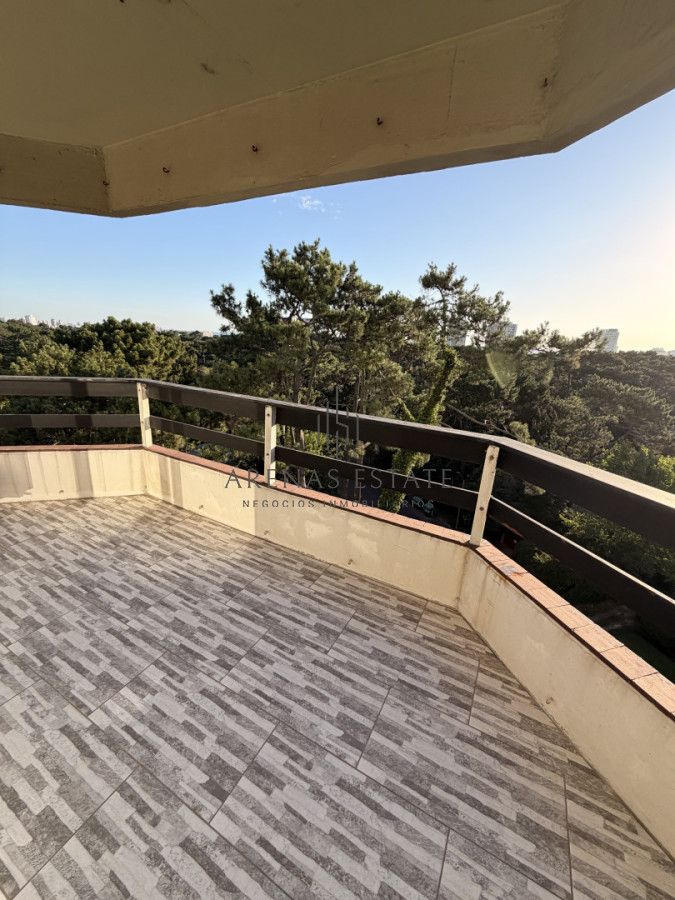 Apartamento ID.4172 - Apartamento de 3 dormitorios más dependencia en venta en Punta del Este 