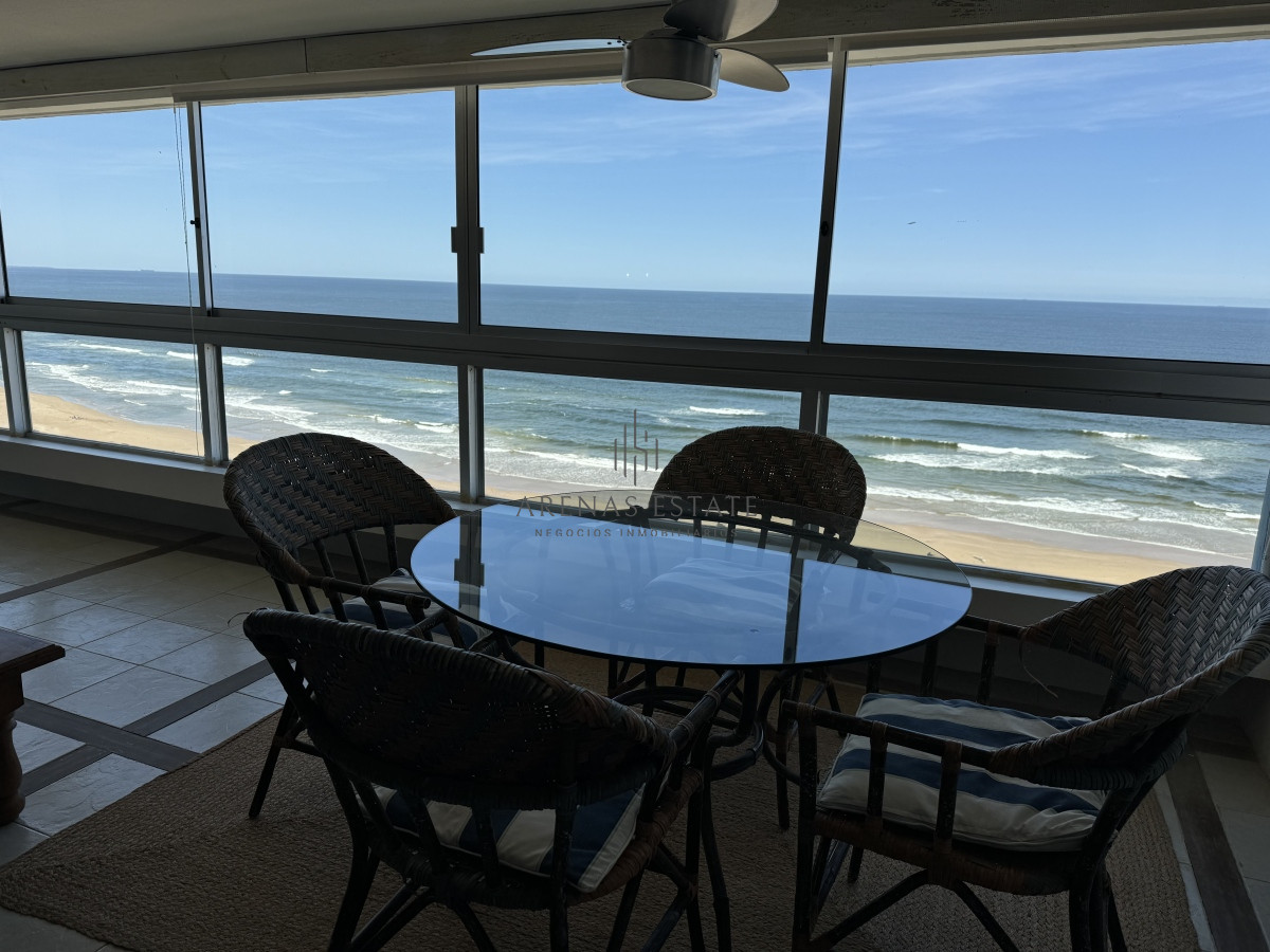 Apartamento ID.3111 - Apartamento en vena de 3 dormitorios y servicio , en primera linea de la Brava 