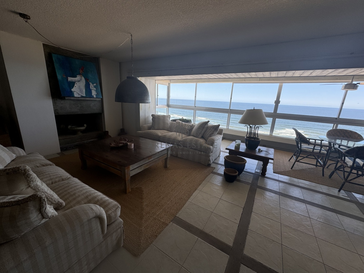 Apartamento ID.3111 - Apartamento en vena de 3 dormitorios y servicio , en primera linea de la Brava 