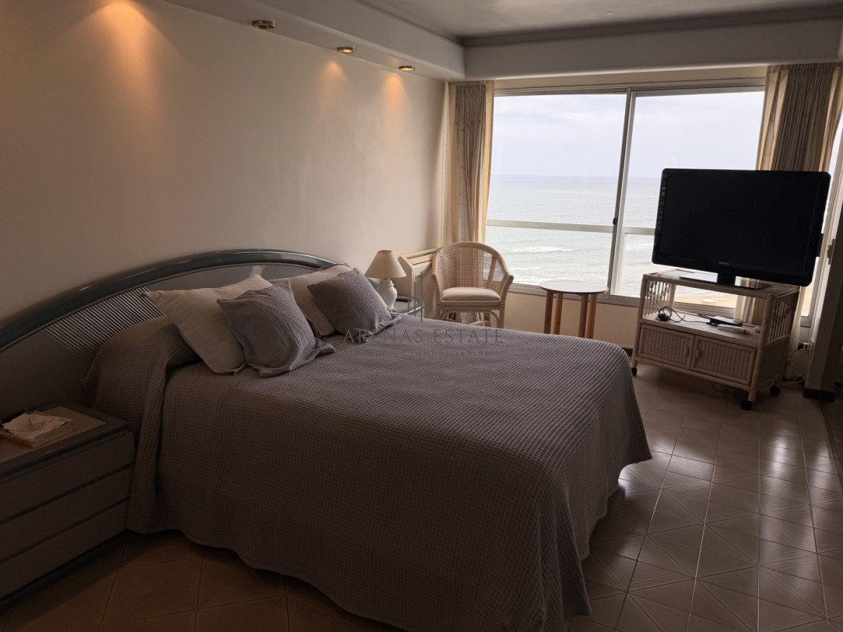 Apartamento ID.4137 - Apartamento en venta en primera linea de la Brava , 3 dormitorios y dependencia 