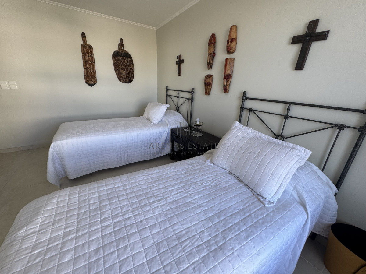Apartamento ID.3683 - Apartamento de 3 dormitorios en venta en Punta del Este en primera linea de la Mansa 