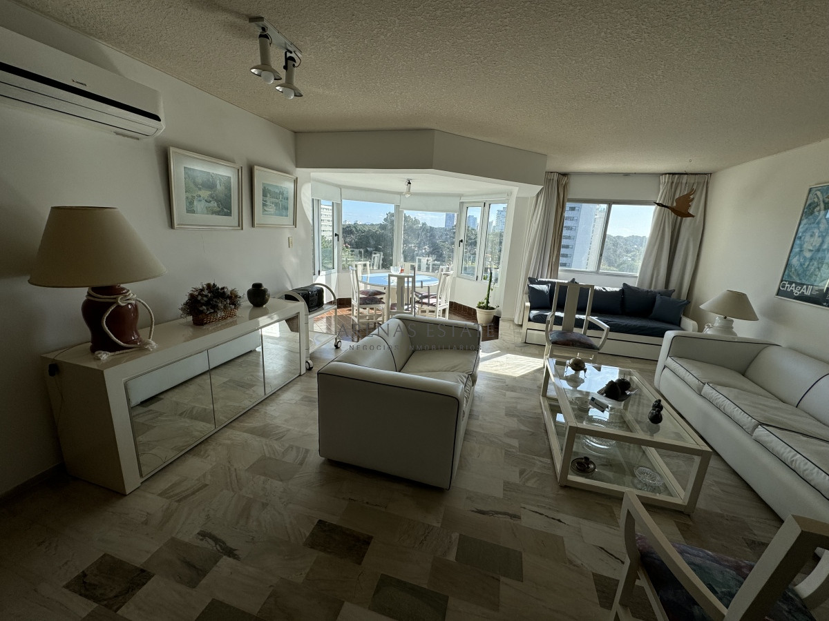 Apartamento ID.2880 - Apartamento en venta de 3 dormitorios en Zona Roosevelt,  Punta del Este 