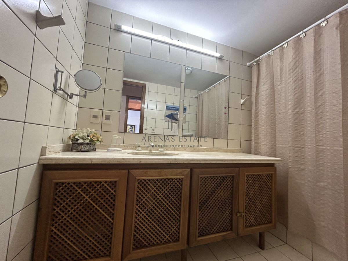 Apartamento ID.2492 - Apartamento en venta de 2 dormitorios en zona Mansa, Punta del Este 