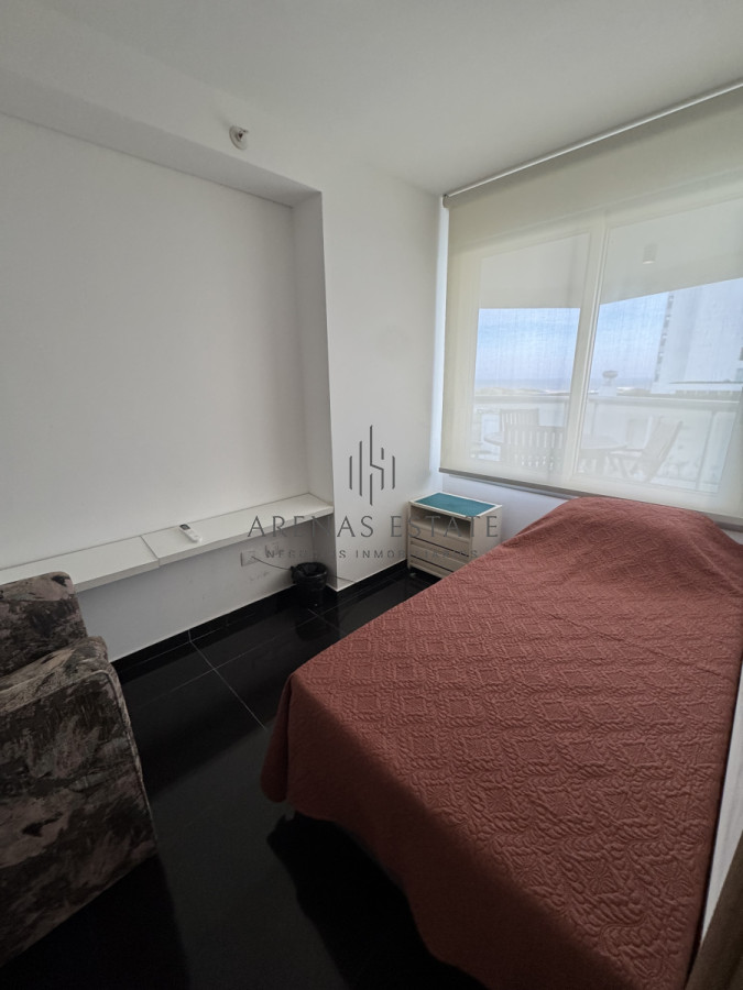 Apartamento ID.3699 - Apartamento en venta  de 3 dormitorios y servicio  en zona Brava 