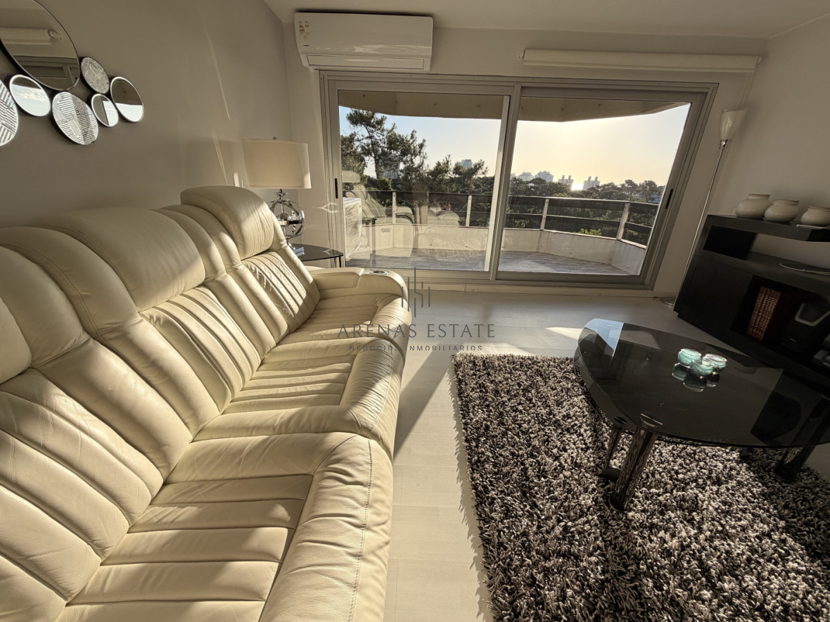 Apartamento ID.4172 - Apartamento de 3 dormitorios más dependencia en venta en Punta del Este 