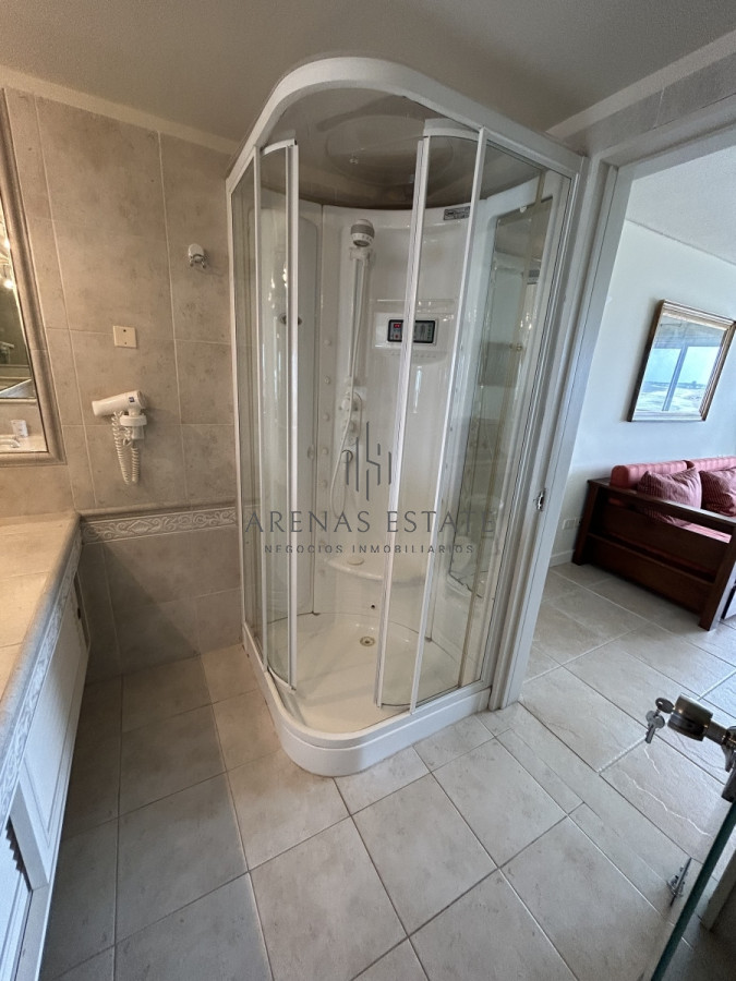 Apartamento ID.2477 - Apartamento en venta de 3 dormitorios y sevicio en Brava,Punta del Este