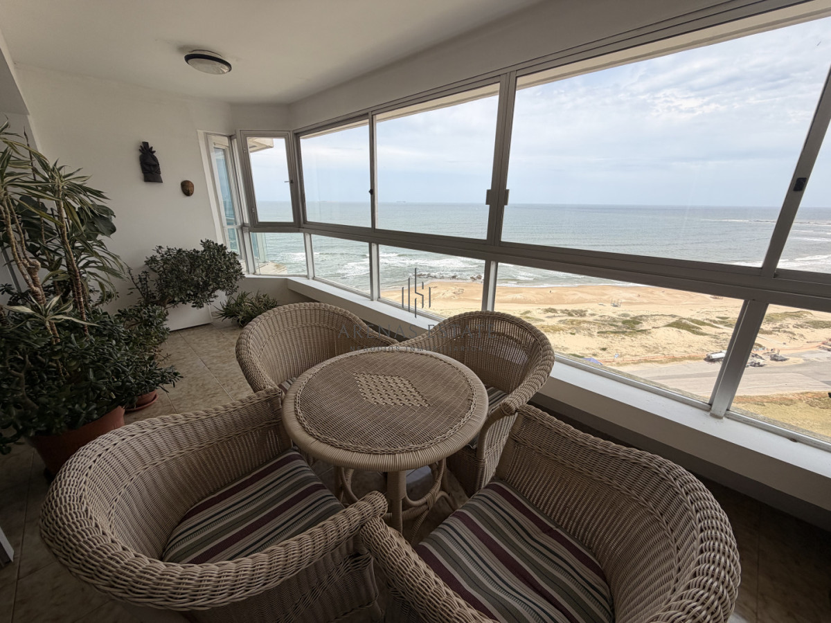 Apartamento ID.4137 - Apartamento en venta en primera linea de la Brava , 3 dormitorios y dependencia 