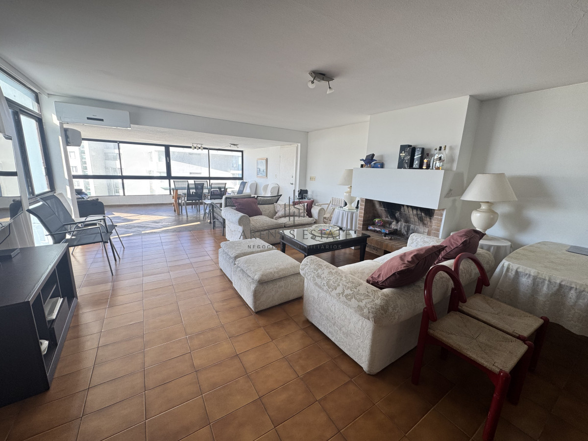 Apartamento ID.3671 - Apartamento en venta en Punta del Este de 3 dormitorios más servicio 