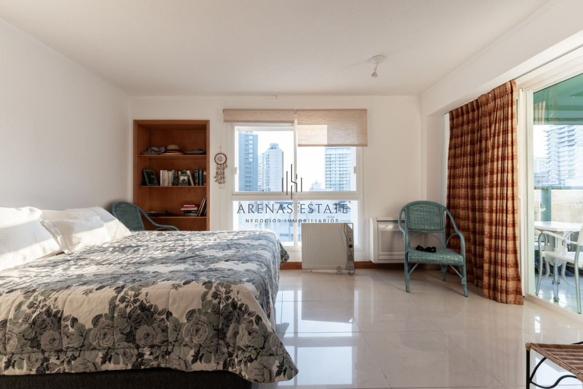 Apartamento ID.2131 - Venta de Apartamento de 3 dormitorios en primera linea de Playa Brava 