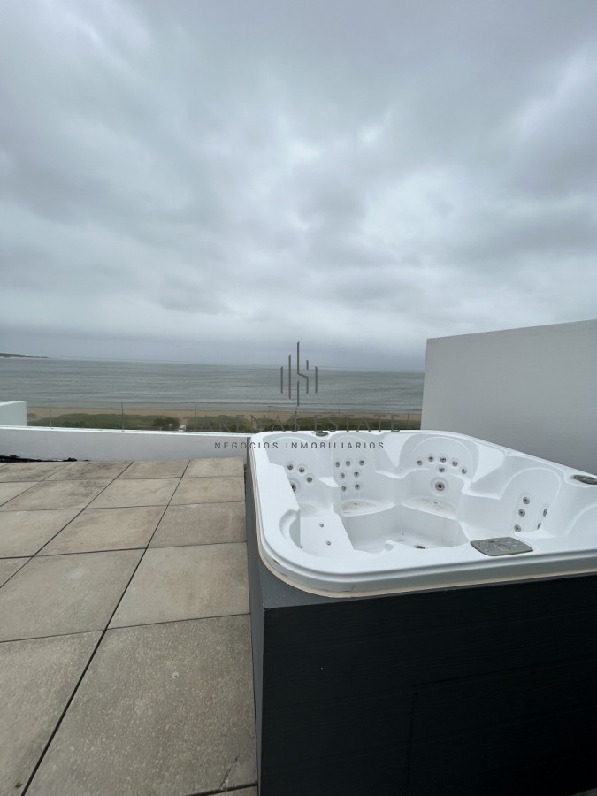 Apartamento ID.2123 - Penthouse en venta en Punta del Este , zona mansa , 3 Dormitorios más servicio 