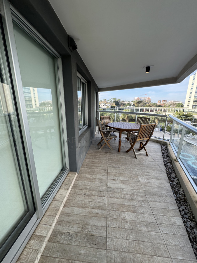Apartamento ID.3699 - Apartamento en venta  de 3 dormitorios y servicio  en zona Brava 