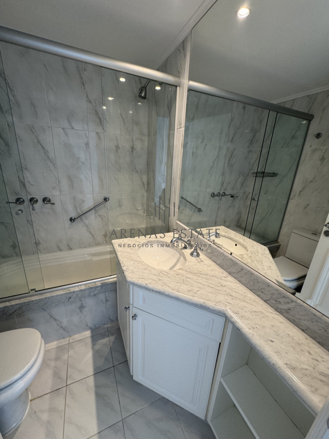 Apartamento ID.3683 - Apartamento de 3 dormitorios en venta en Punta del Este en primera linea de la Mansa 