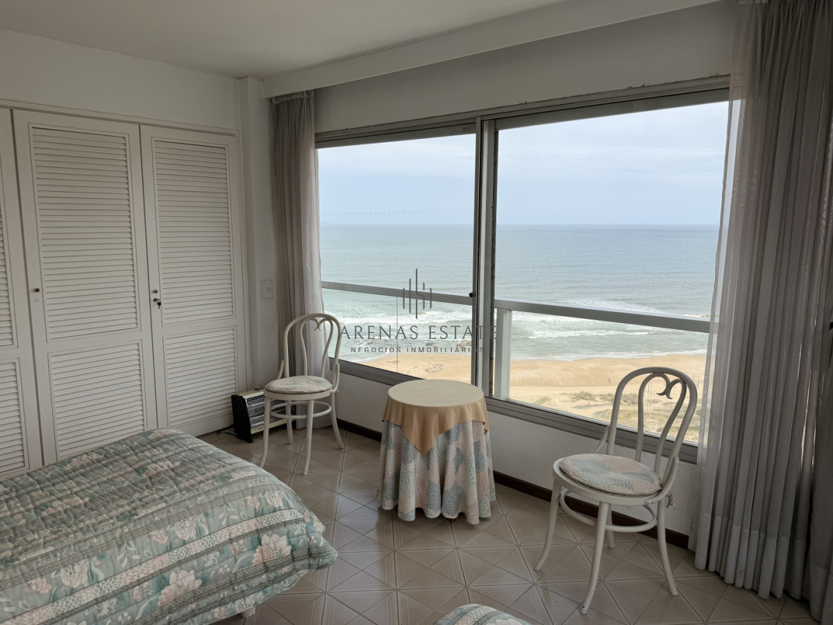 Apartamento ID.4137 - Apartamento en venta en primera linea de la Brava , 3 dormitorios y dependencia 