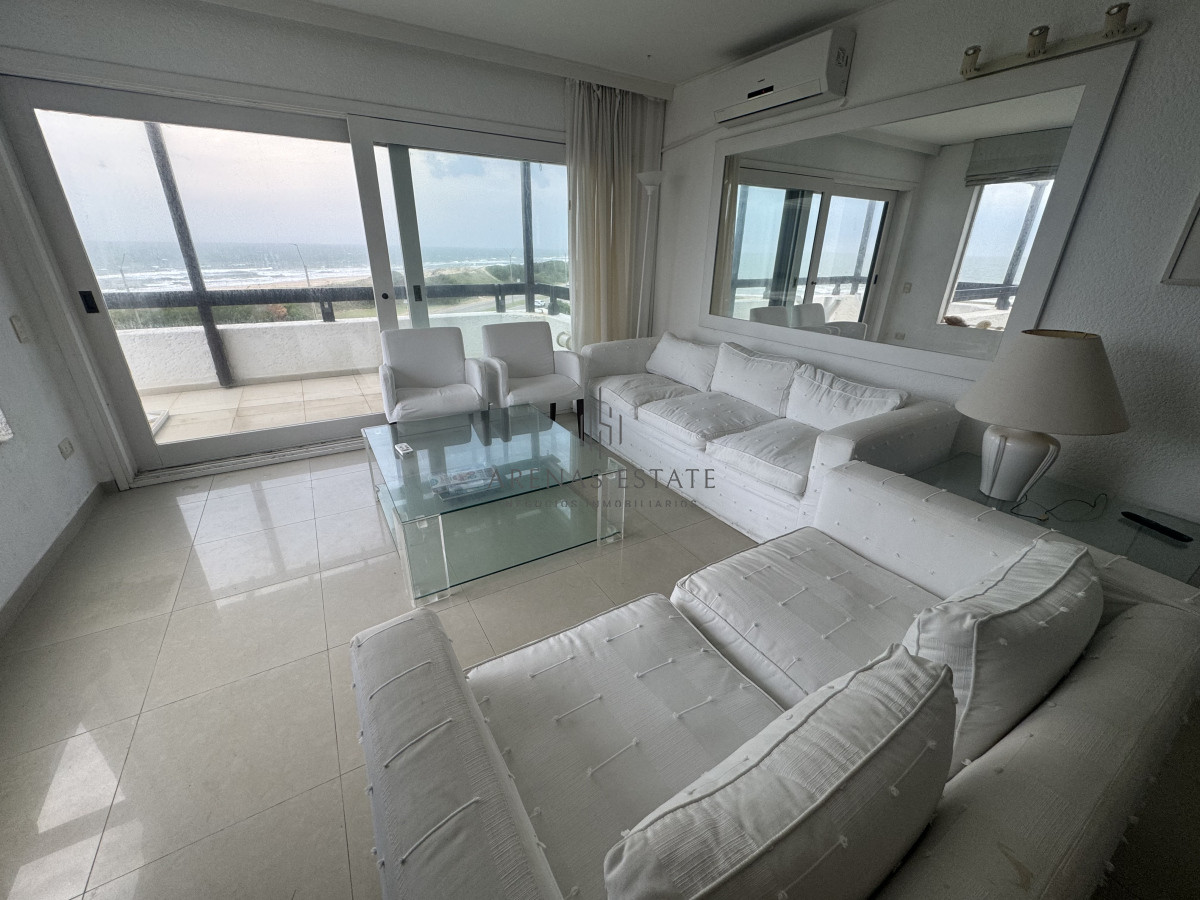 Apartamento ID.3563 - Apartamento en venta de 3 dormitorios en primera linea de la Brava , Punta del Este 