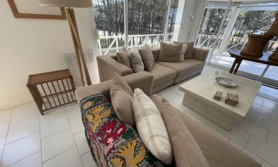 apartamento de dos dormitorios y servicio en zona Brava, Punta del Este