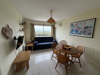 Apartamento de 1 dormitorio en venta en Torre con servicios 